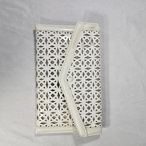 Sondra Roberts Squared Handbag Diagonal Open Cut White on Beige Chain and Snap - Picture 11 of 12